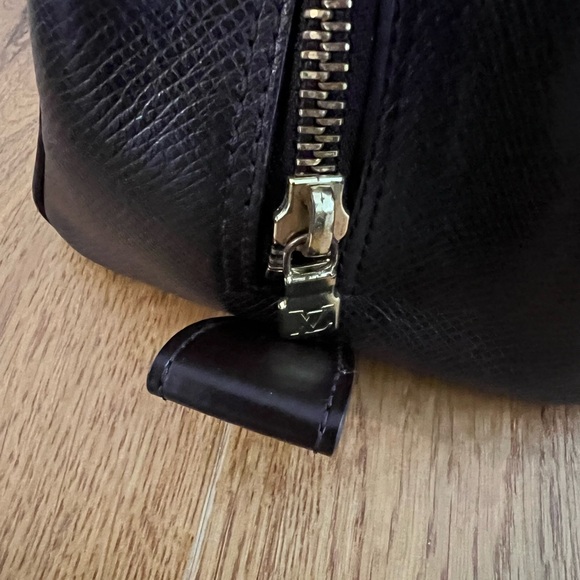 Louis Vuitton Bordeaux Taiga Bag - Picture 4 of 10